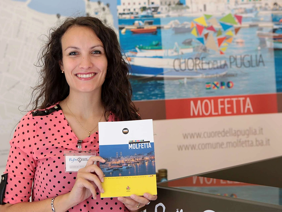 2014 / visitmolfetta.it / free distribution of the multilingual pocket guide in the molfetta infopoint / lucrezia modugno