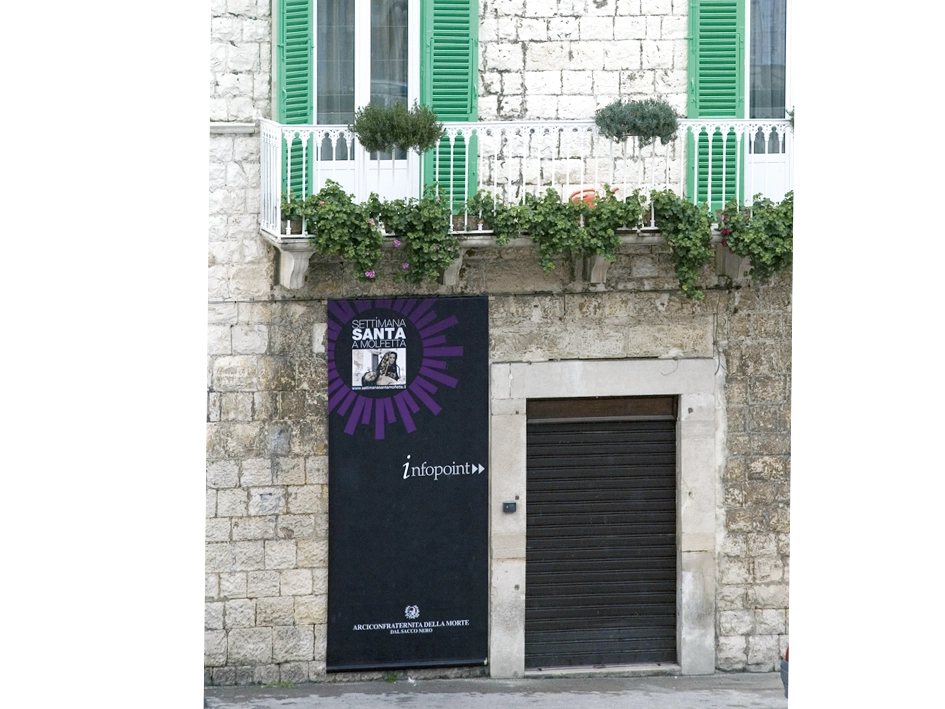 Molfetta / the infopoint at the headquarters of the Confraternity of Death