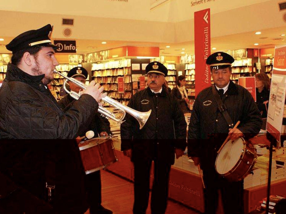 Bari / the Molfetta bass band at the Feltrinelli bookshop