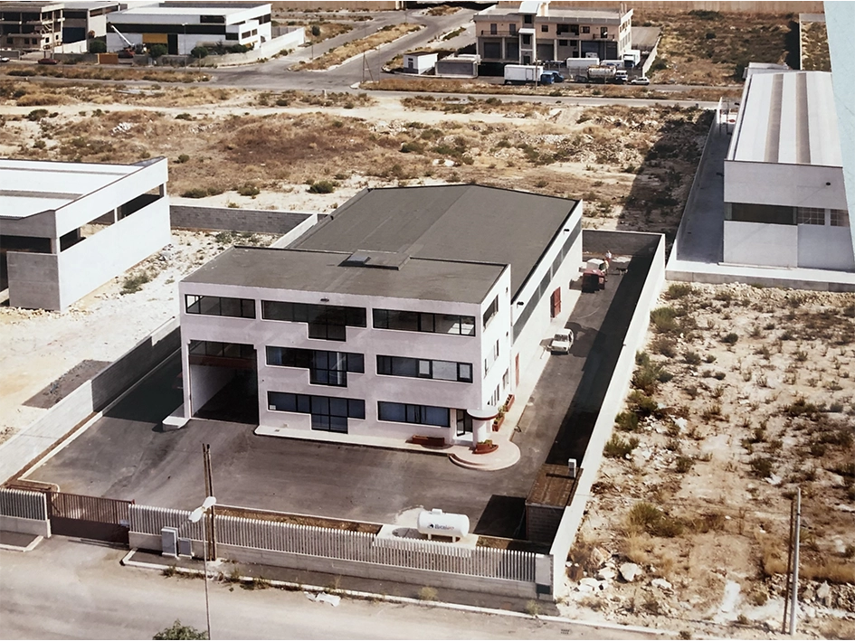 Molfetta zona industriale / 1993 / costruzione del nostro attuale opificio