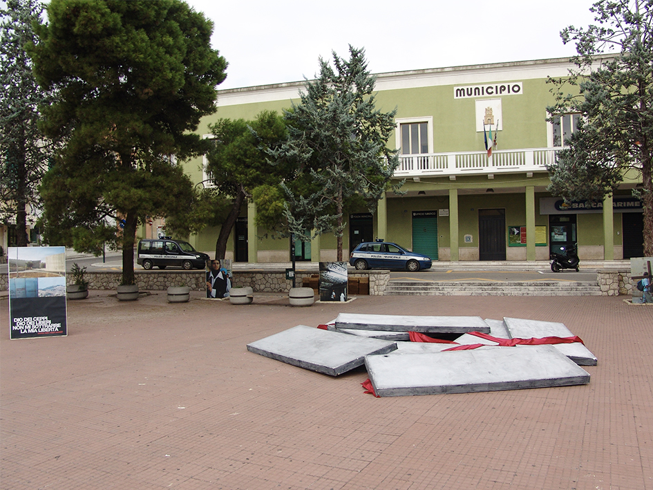 Castellaneta (ta) / piazza municipio / installazione